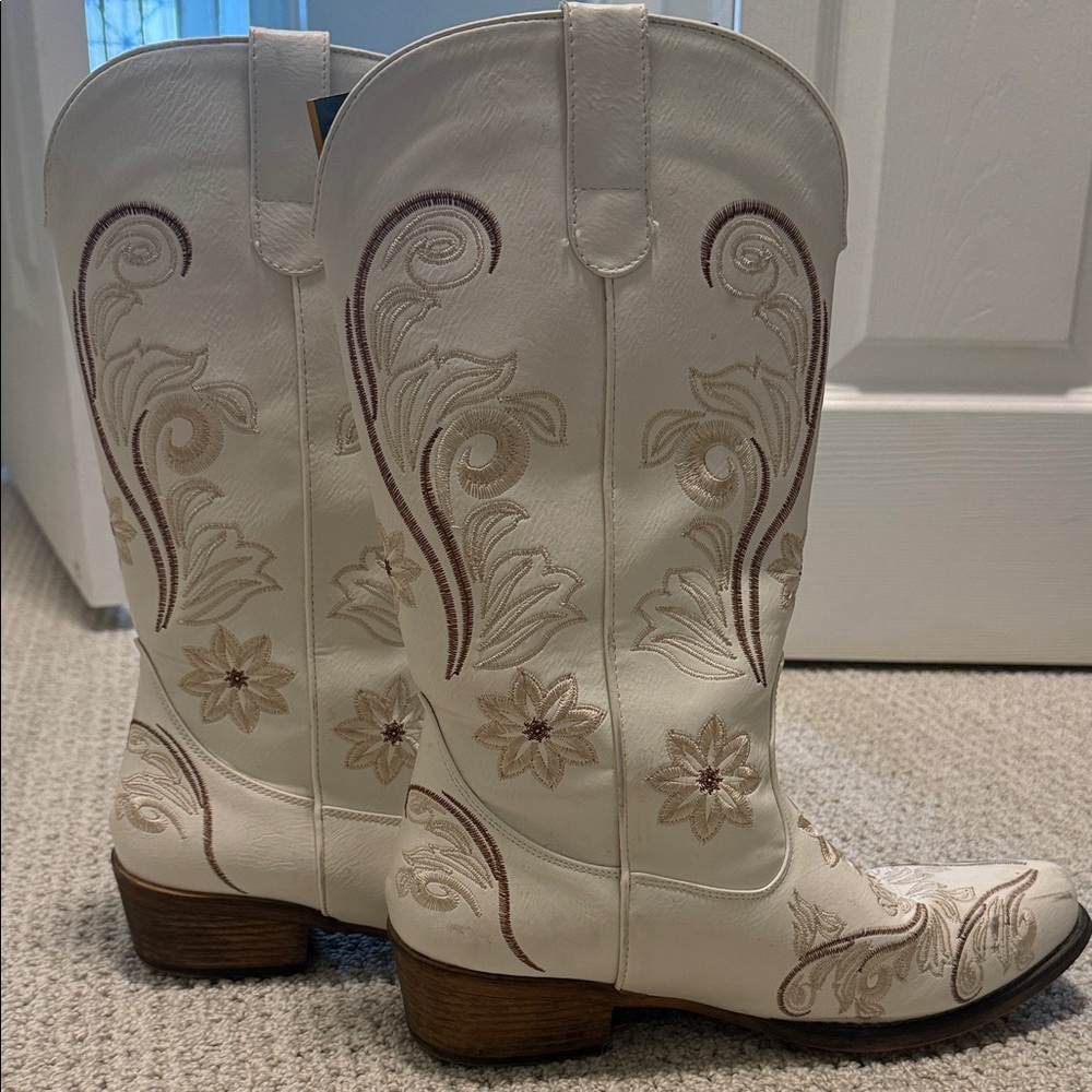 Women's White Embroidered Western Boots